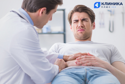 Врач помогает пациенту